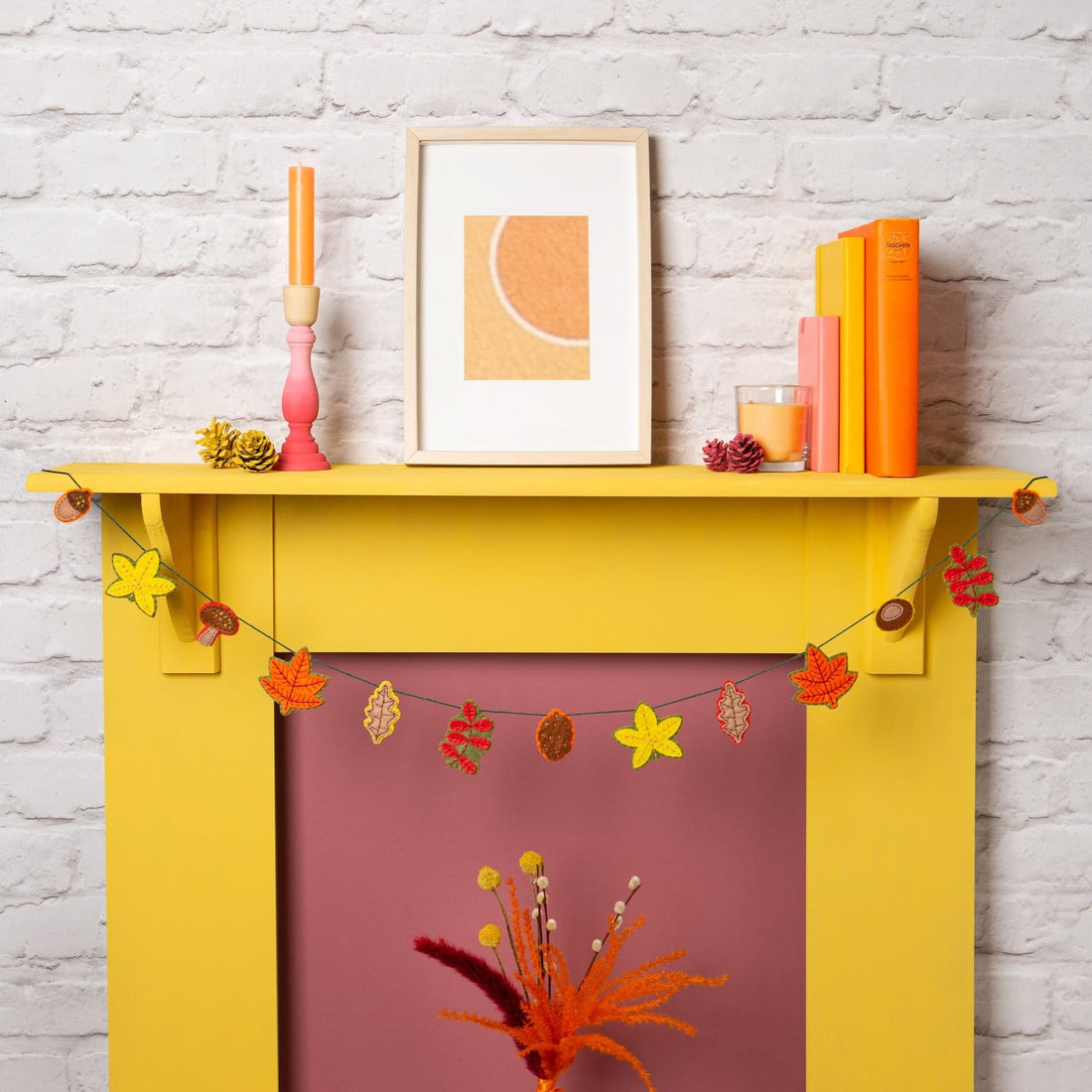 An autumn afternoon: a garland and a ghost