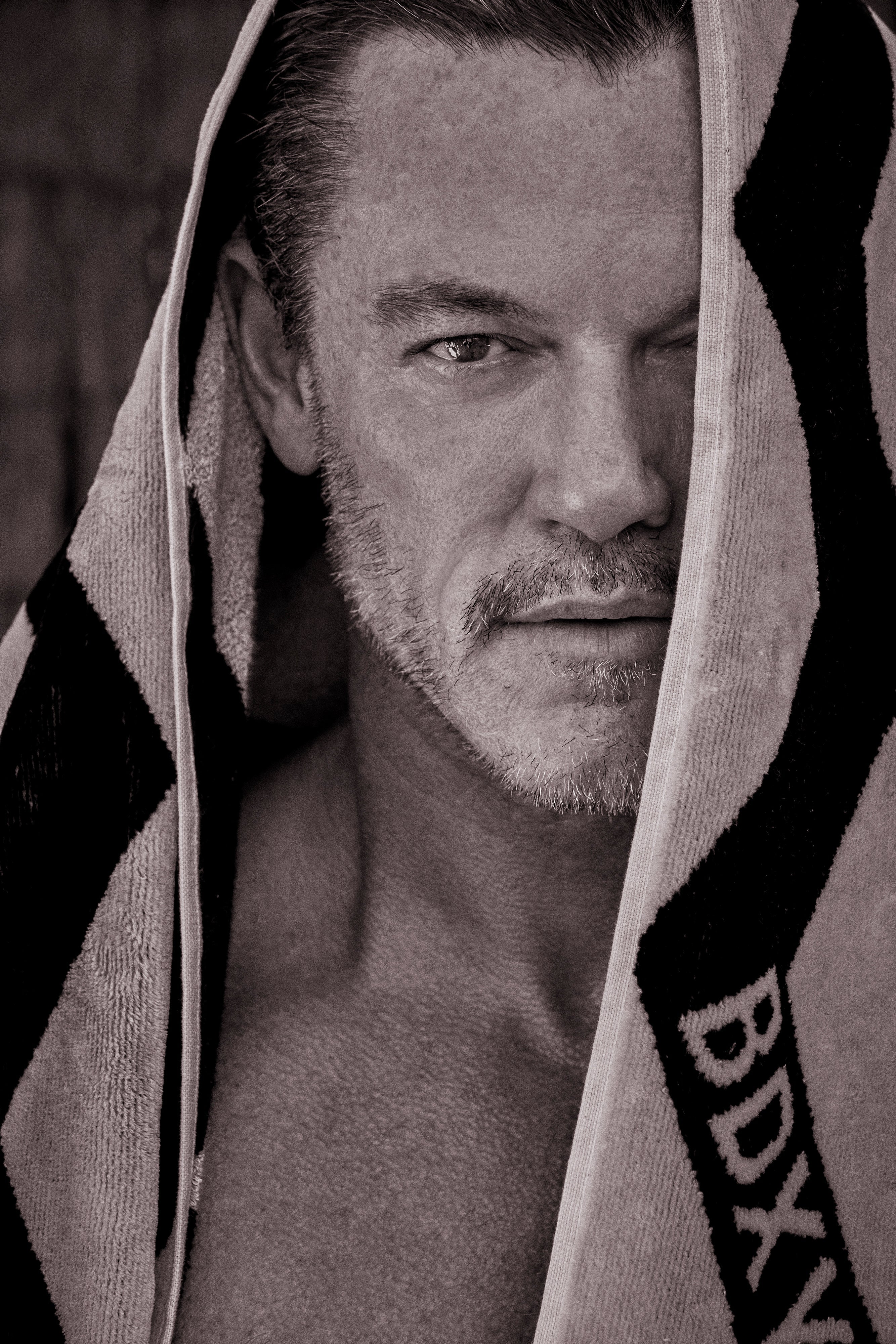 "The Wrap" Towel | Mirrorzag Black