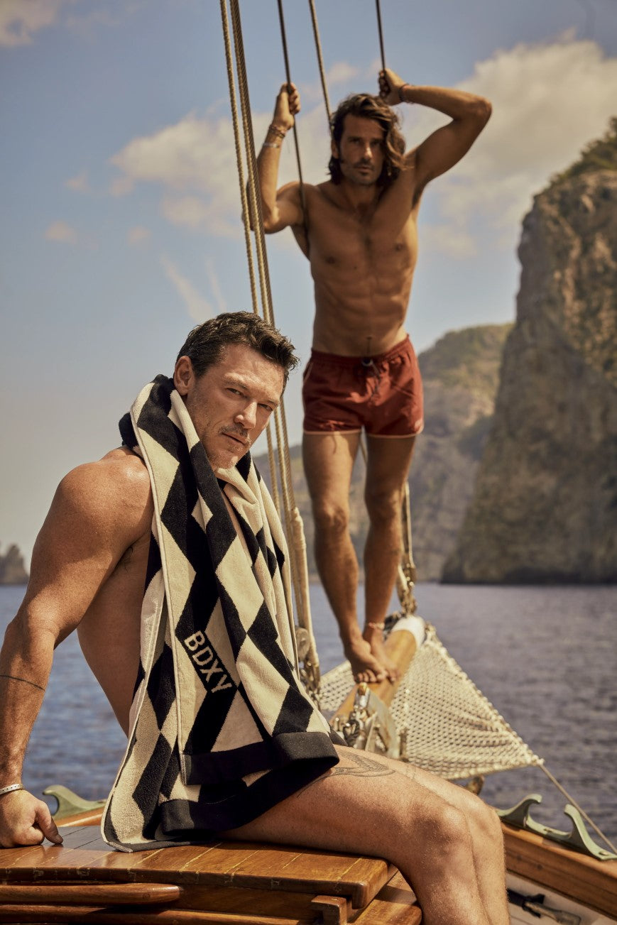 "The Wrap" Towel | Mirrorzag Black