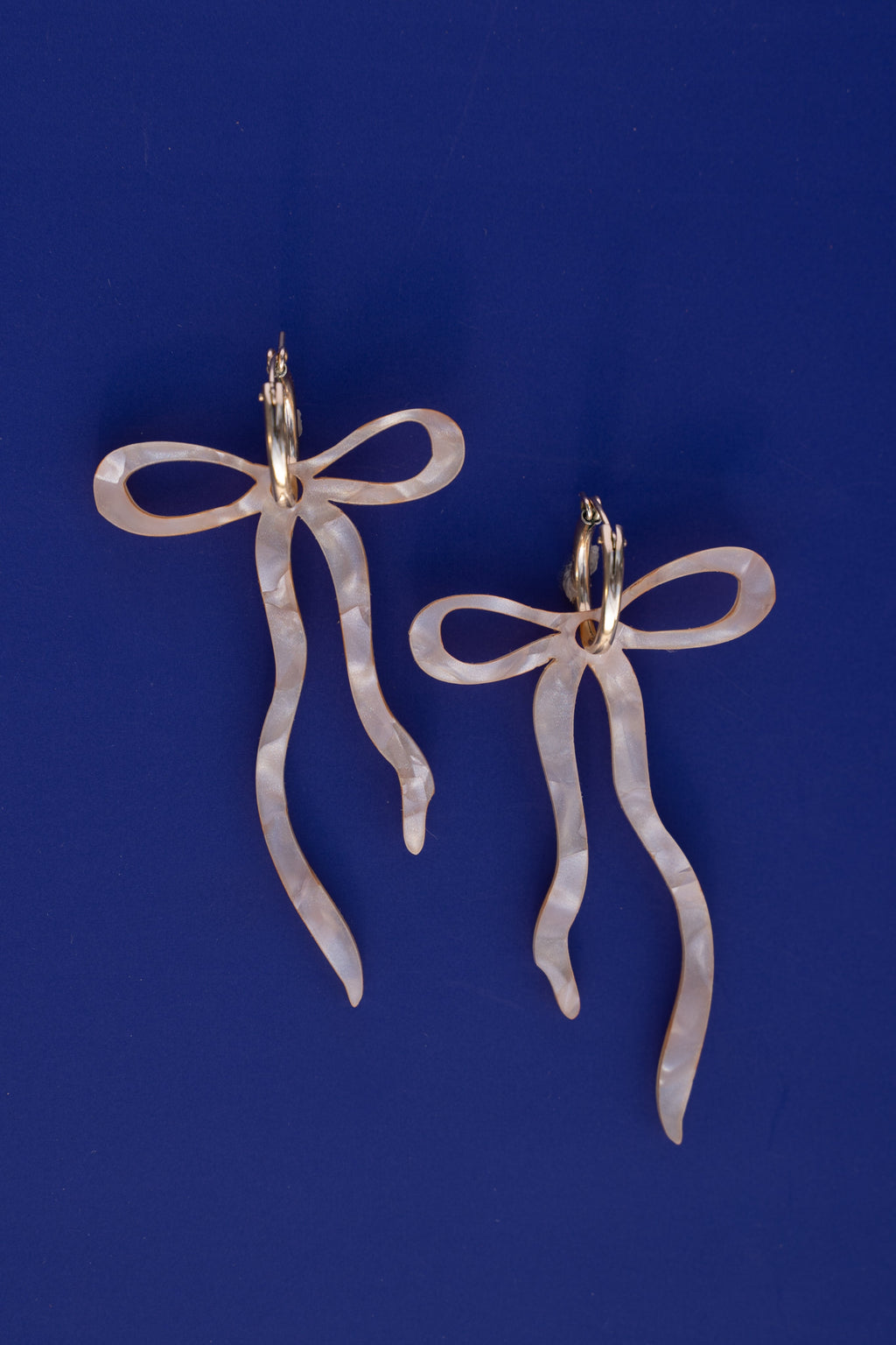 Pearlescent Beige Dangly Bow Hoop Earrings