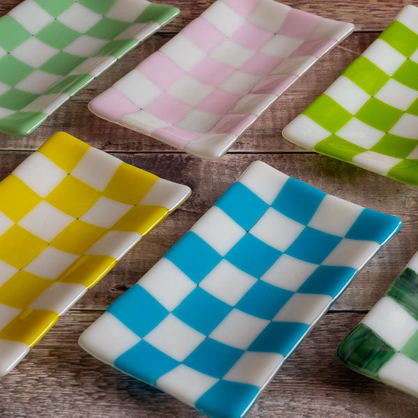 Handmade Glass Tray – Chequered Fused Design by Cornish Artisan by David Perry Glass & Ceramics (21x12cm-chequered-white-colour-large-tray-bullseye-collection)