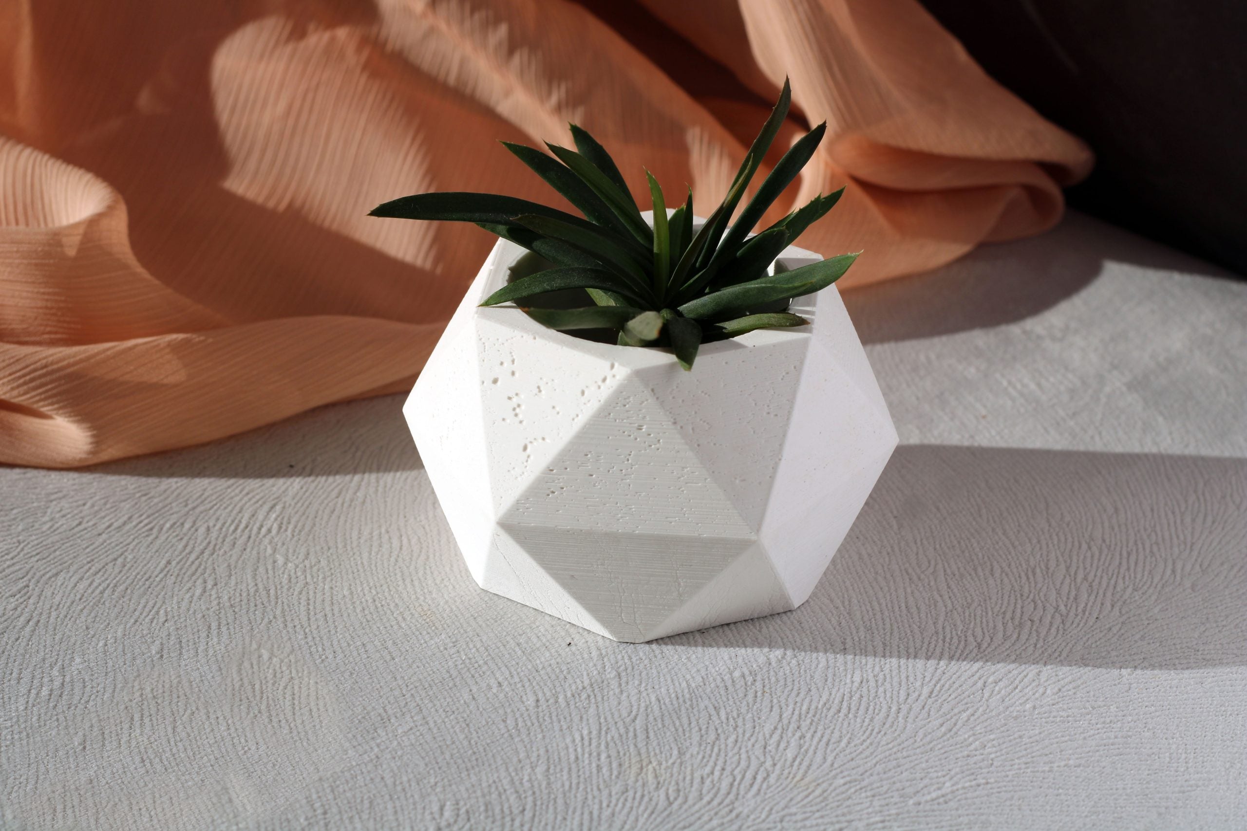 WHITE CONCRETE POLYGONAL POT