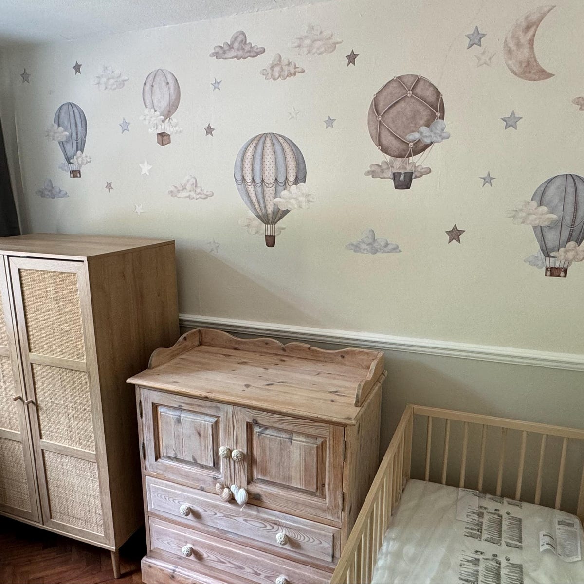 Dreamy Hot Air Balloons and Stars Wall Sticker for Nursery and Kids' Room