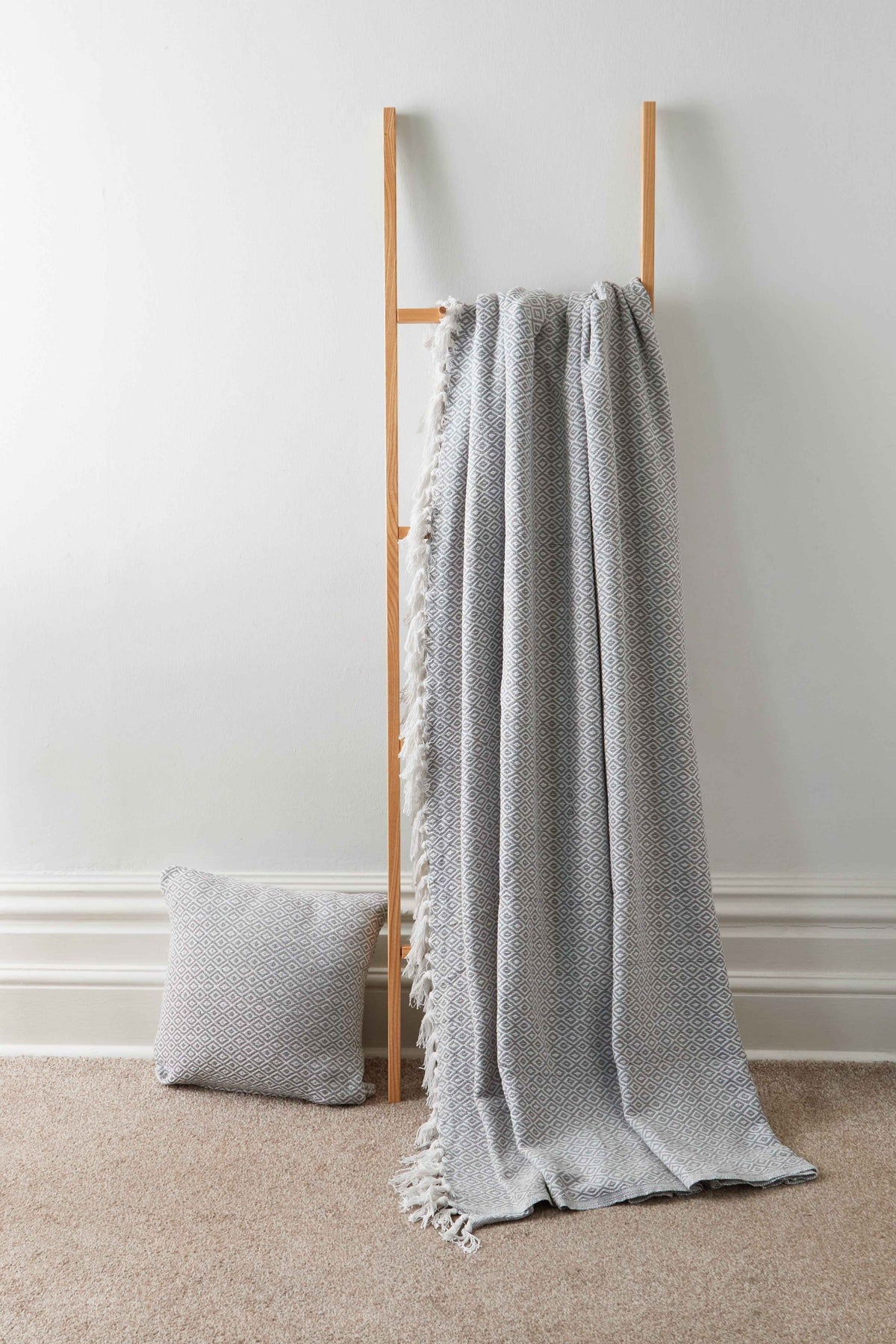 OLIVIA ROCCO Regal Handwoven Pure Cotton Throw Blanket Diamond Geometric Pattern
