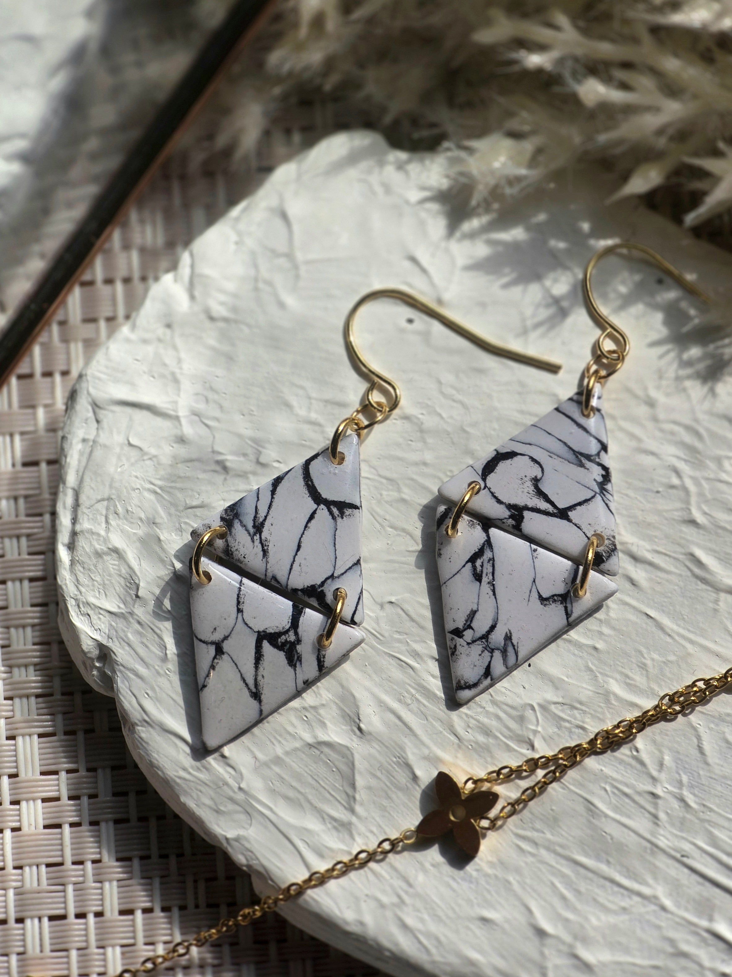 Clara| Howlite| Can be switched for silver