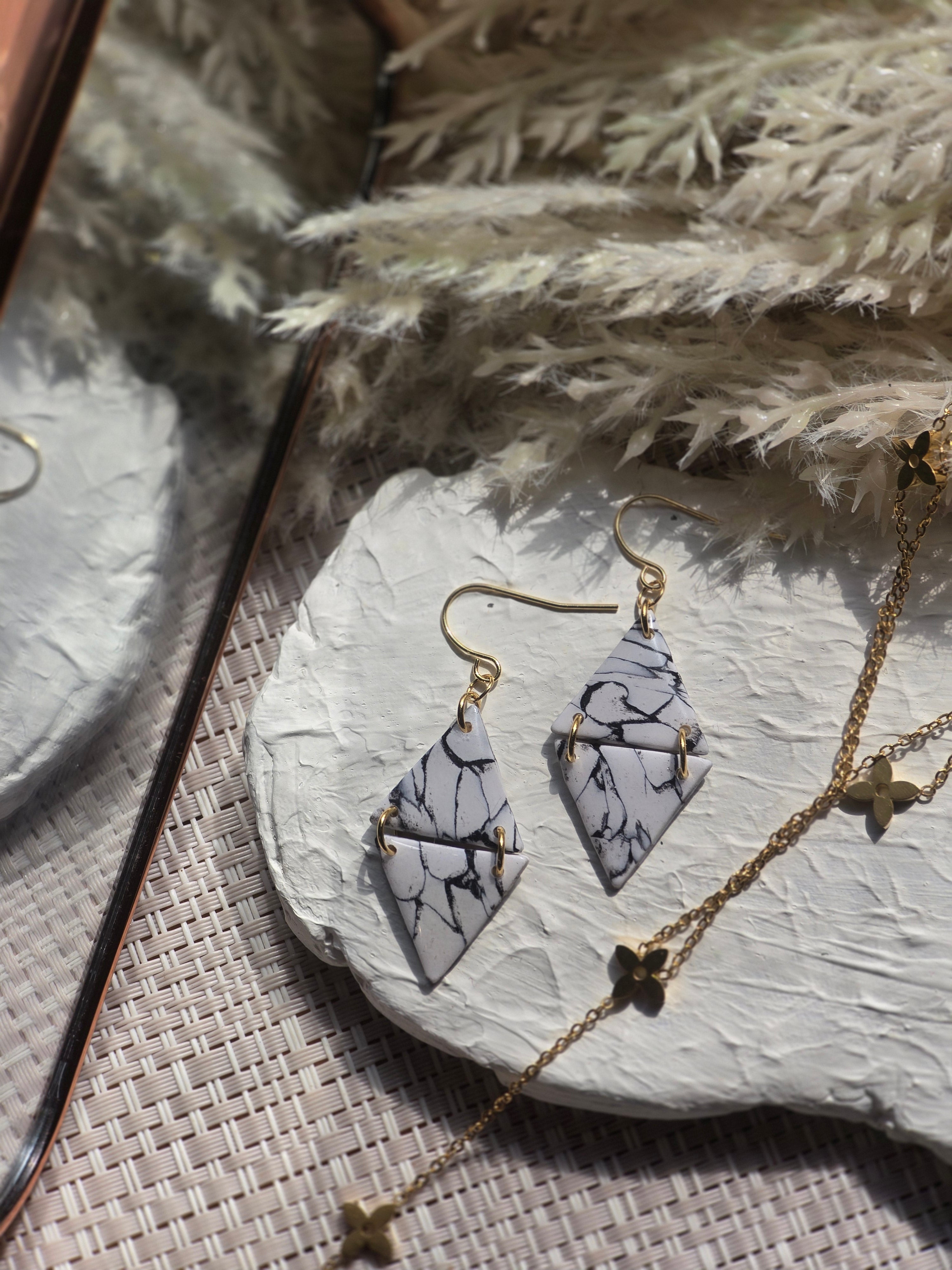 Clara| Howlite| Can be switched for silver